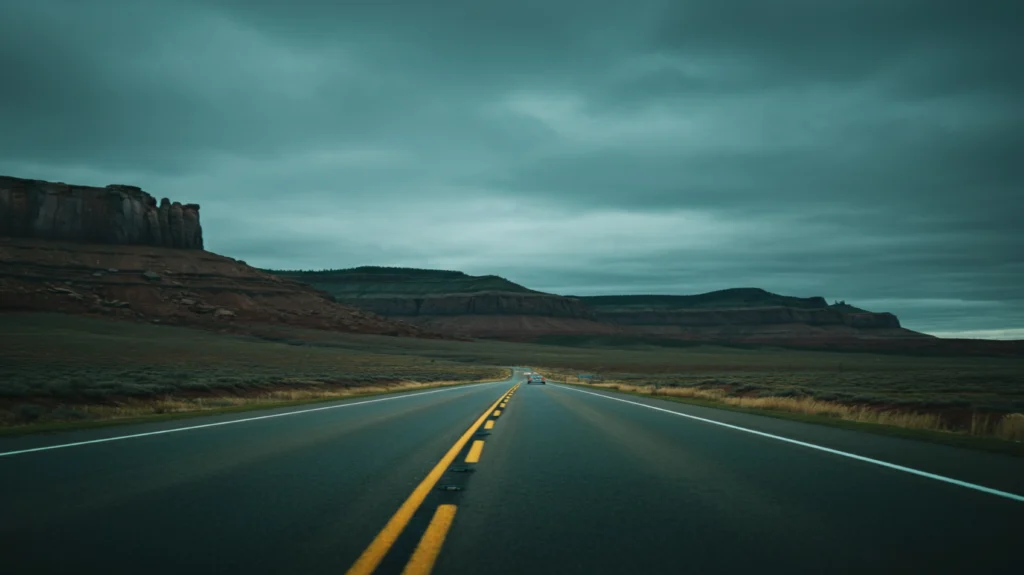 Bil på en ikonisk roadtrip-rute i USA omgivet af naturskønt landskab.